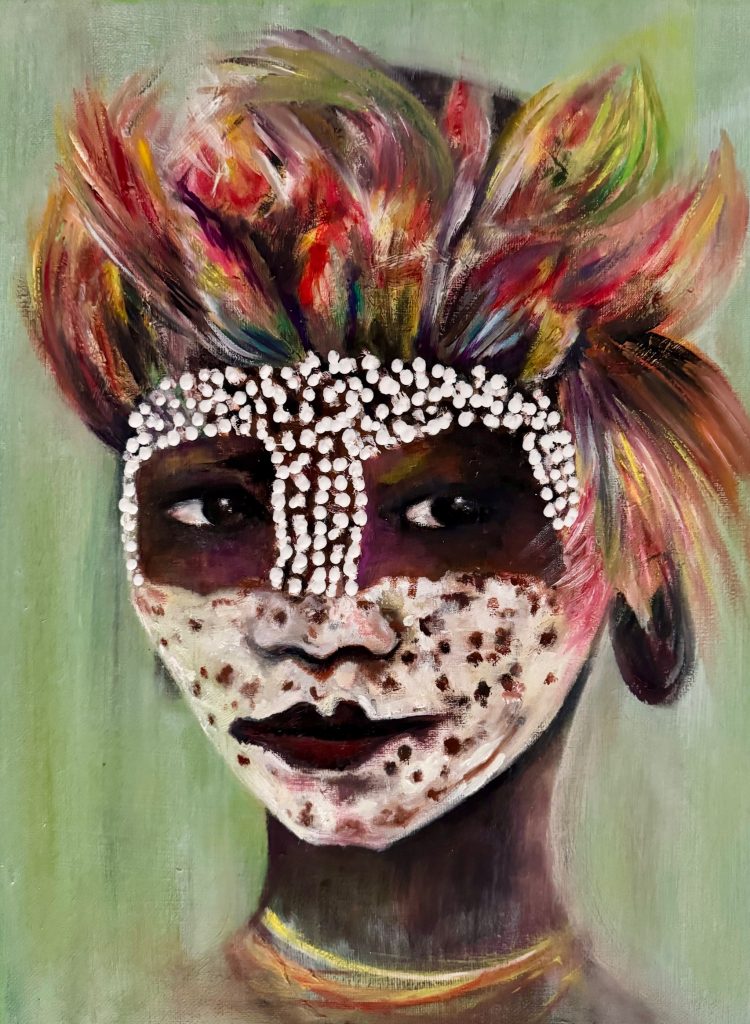 Femme aux fleurs rouges et jaunes (collection Peuples de la rivière), une oeuvre de Bee Pellerin.